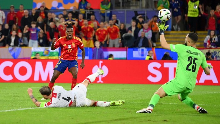 COLOGNE, GERMANY - JUNE 30: Nico Williams of Spain scores his teams third goal past Giorgi Mamardashvili of Georgia during the UEFA EURO 2024 round of 16 match between Spain and Georgia at Cologne Stadium on June 30, 2024 in Cologne, Germany. (Photo by Justin Setterfield/Getty Images)