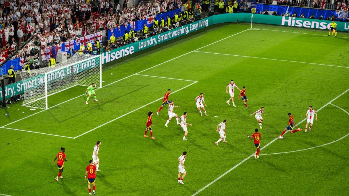 Gol pertama Spanyol dianggap offside oleh pelatih Georgia Willy Sagnol (Getty Images/Marvin Ibo Guengoer - GES Sportf)