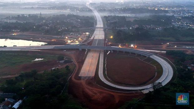 Suasana Pembangunan infrastruktur Jalan Tol Serpong - Balaraja yang merupakan bagian dari salah satu Proyek Strategis Nasional (PSN) tengah menjadi fokus penyelesaian Kementerian Pekerjaan Umum dan Perumahan Rakyat (PUPR) bersama Badan Usaha Jalan Tol (BUJT) PT Trans Bumi Serbaraja. (CNBC Indonesia/Muhammad Sabki)