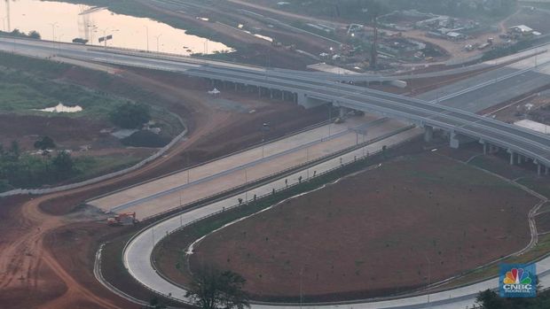Suasana Pembangunan infrastruktur Jalan Tol Serpong - Balaraja yang merupakan bagian dari salah satu Proyek Strategis Nasional (PSN) tengah menjadi fokus penyelesaian Kementerian Pekerjaan Umum dan Perumahan Rakyat (PUPR) bersama Badan Usaha Jalan Tol (BUJT) PT Trans Bumi Serbaraja. (CNBC Indonesia/Muhammad Sabki)
