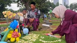 Momen Haru Tamara Tyasmara Hadiri Acara Kelulusan Almarhum Dante