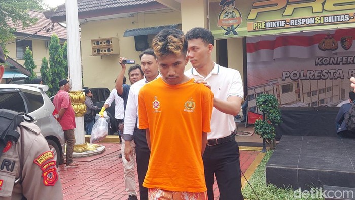 Sosok Misterius berkedok "Manusia Silver" Jadi Tersangka Pembunuhan Pria di Kali Cidepit