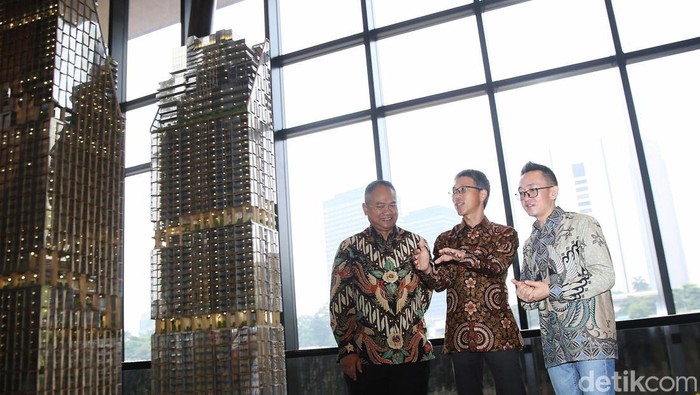 Taspen Gandeng Mitsubishi Estate Bangun Gedung Oasis Central Sudirman Direktur Perencanaan dan Aktuaria Taspen Feb Sumandar, Direktur Utama Mitsubishi Estate Indonesia Yasuaki Oda, dan Direktur Utama China State Construction Overseas Development Shanghai (CSCODS) Indonesia, Steven Li Jie melihat maket gedung Oasis Central Sudirman di Jakarta, Senin (1/7/2024).