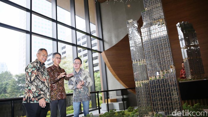 Taspen Gandeng Mitsubishi Estate Bangun Gedung Oasis Central Sudirman Direktur Perencanaan dan Aktuaria Taspen Feb Sumandar, Direktur Utama Mitsubishi Estate Indonesia Yasuaki Oda, dan Direktur Utama China State Construction Overseas Development Shanghai (CSCODS) Indonesia, Steven Li Jie melihat maket gedung Oasis Central Sudirman di Jakarta, Senin (1/7/2024).
