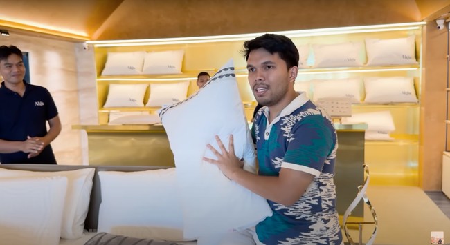 Thariq mengungkapkan jika dirinya sudah memilih tempat tidur berukuran 200x200. Sementara untuk bantal kepala, Thariq mengikuti keinginan Aaliyah. Ia memilih beberapa bantal yang memilik fungsi berbeda-beda. Foto: YouTube/Thariq Halilintar