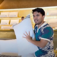 Thariq mengungkapkan jika dirinya sudah memilih tempat tidur berukuran 200x200. Sementara untuk bantal kepala, Thariq mengikuti keinginan Aaliyah. Ia memilih beberapa bantal yang memilik fungsi berbeda-beda. Foto: YouTube/Thariq Halilintar