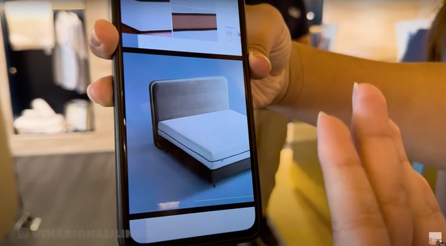 Thariq juga memamerkan bentuk dipan tempat tidur yang sudah dipesannya. Terlihat dipan yang dipesannya itu tampak simpel dengan didominasi warna coklat. Foto: YouTube/Thariq Halilintar