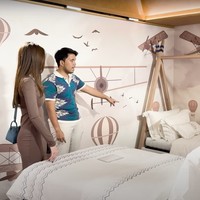 Thariq dan Aaliyah juga sudah memilih kasur anak. Menurut Thariq kasur anak tak kalah penting untuk dipersiapkan sejak awal. Thariq meminta agar kasur anaknya itu tidak perlu menggunakan kaki, sehingga dipannya langsung di atas lantai. Ia juga meminta ukuran queen size untuk kasur anaknya. Foto: YouTube/Thariq Halilintar