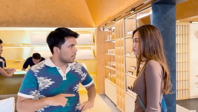 Semakin mendekati hari pernikahannya, Aaliyah Massaid dan Thariq Halilintar terlihat sudah melakukan sejumlah persiapan, salah satunya belanja keperluan kamar di rumahnya nanti setelah resmi menikah. Tak hanya memilih kasur, Thariq dan Aaliyah juga membeli keperluan kamar lain, seperti sprei, bantal, baju tidur, hingga kasur anak. Foto: YouTube/Thariq Halilintar