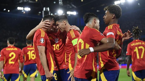 Soccer Football - Euro 2024 - Round of 16 - Spain v Georgia - Cologne Stadium, Cologne, Germany - June 30, 2024 Spains Fabian Ruiz celebrates scoring their second goal with Alvaro Morata and Aymeric Laporte REUTERS/Fabian Bimmer