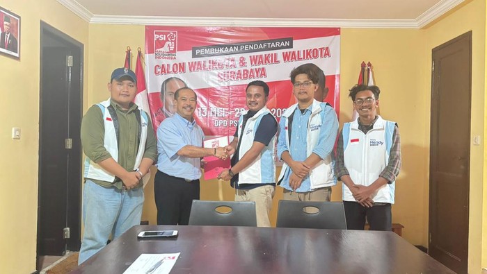 Tim relawan Hendy Setiono mengambil formulir di PSI Surabaya