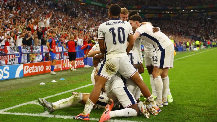 Soccer Football - Euro 2024 - Round of 16 - England v Slovakia - Arena AufSchalke, Gelsenkirchen, Germany - June 30, 2024 Englands Harry Kane celebrates scoring their second goal with teammates REUTERS/Kai Pfaffenbach