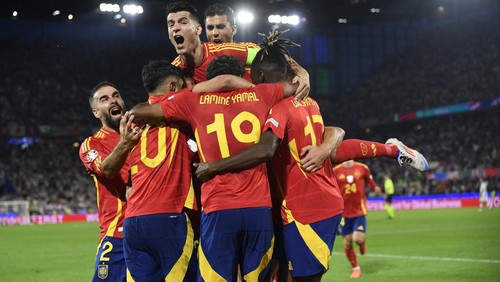 Soccer Football - Euro 2024 - Round of 16 - Spain v Georgia - Cologne Stadium, Cologne, Germany - June 30, 2024 Spains Fabian Ruiz celebrates scoring their second goal with Alvaro Morata and teammates REUTERS/Fabian Bimmer