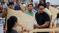 Tak hanya makanan dan kebutuhan pokok lainnya, warga juga banyak membeli papan kayu untuk menutup jendela rumah mereka. (REUTERS/Paola Chiomante)  