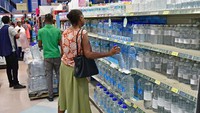 Orang-orang berbelanja air kemasan di supermarket di Bridgetown, Barbados, Minggu (30/6/2024). (REUTERS/Nigel R Browne)  
