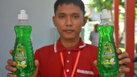 Seorang Warga Binaan Pemasyarakatan (WBP) menunjukkan hasil bimbingan kejuruan usai rehabilitasi dengan membuat sabun cuci piring. Lapas Muaro Padang menyelesaikan tahap I layanan rehabilitasi pemasyarakatan yang diikuti 140 WBP kasus narkoba dan memulai tahap II.