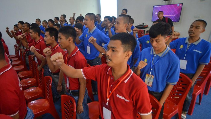 Warga Binaan Lapas Padang Jalani Program Rehabilitasi Seorang Warga Binaan Pemasyarakatan (WBP) menunjukkan hasil bimbingan kejuruan usai rehabilitasi dengan membuat sabun cuci piring, di Lembaga Pemasyarakatan (Lapas) Kelas II A Muaro Padang, Sumatera Barat, Senin (1/7/2024). Lapas Muaro Padang menyelesaikan tahap I layanan rehabilitasi pemasyarakatan yang diikuti 140 WBP kasus narkoba dan memulai tahap II, sebagai upaya WBP bersih dari narkoba dan memiliki keterampilan sehingga siap kembali lagi ke masyarkat selepas menjalani masa hukuman. ANTARA FOTO/Iggoy el Fitra/rwa.