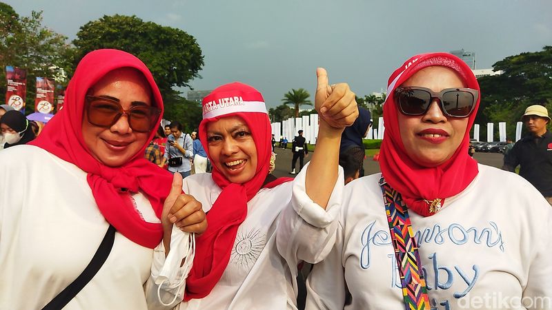 Warga melihat HUT Bhayangkara ke-78 di Monas. (Kurniawan Fadilah/detikcom)