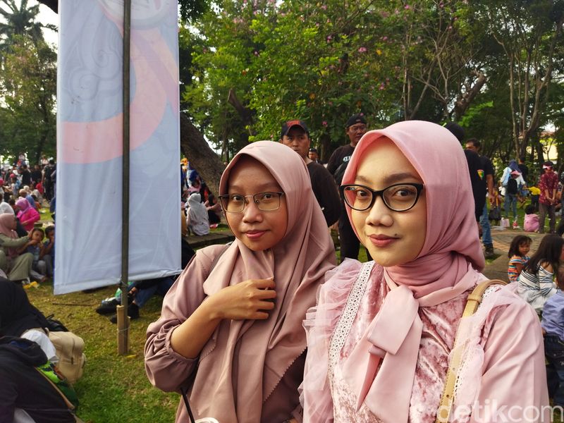 Warga melihat HUT Bhayangkara ke-78 di Monas. (Kurniawan Fadilah/detikcom)