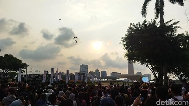 Warga saksikan aksi terjun payung di HUT Bhayangkara di Monas