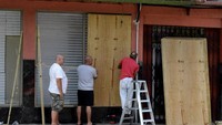 NHC memperkirakan badai Beryl akan terjadi mulai Minggu malam waktu setempat, berupa hujan lebat, banjir, angin kencang, dan gelombang badai yang berbaya dan mengancam jiwa, yang dapat meningkatkan permukaan air hingga tujuh kaki atau 2,1 meter di atas normal. Angin kencang Beryl akan mencapai 85 mph, dan hembusan yang lebih kencang diperkirakan bisa terjadi. (REUTERS/Robertson S Henry)