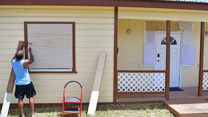 Waspada Badai, Warga Barbados Tutup Jendela Rumah dan Toko dengan Kayu A branch of the City of Bridgetown Co-operative Credit Union Ltd., (C.O.B.) is boarded up ahead of the arrival of Hurricane Beryl in Bridgetown, Barbados June 30, 2024. REUTERS/Nigel R Browne
