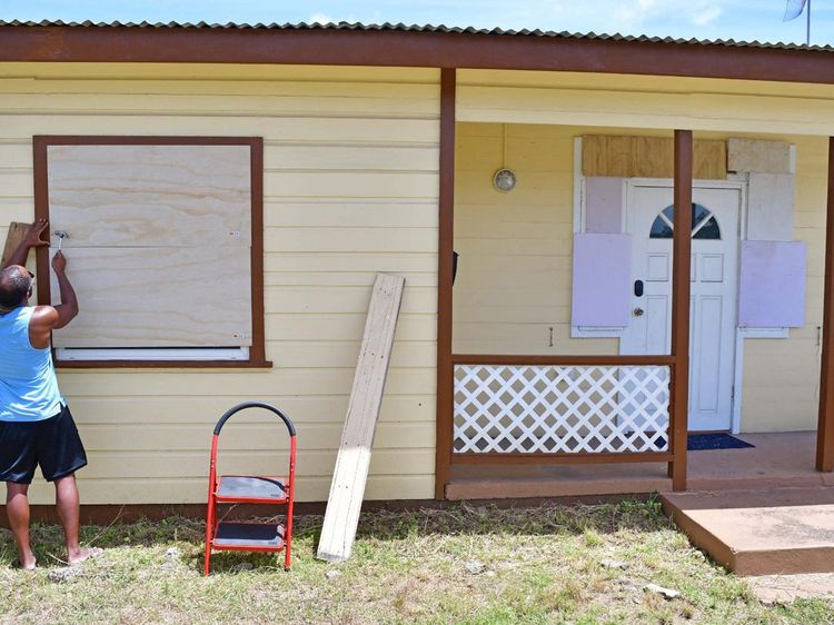 Waspada Badai, Warga Barbados Tutup Jendela Rumah dan Toko dengan Kayu