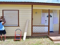 Waspada Badai, Warga Barbados Tutup Jendela Rumah dan Toko dengan Kayu