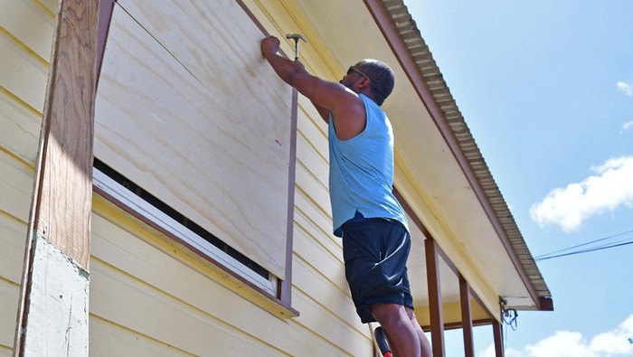 Waspada Badai, Warga Barbados Tutup Jendela Rumah dan Toko dengan Kayu A branch of the City of Bridgetown Co-operative Credit Union Ltd., (C.O.B.) is boarded up ahead of the arrival of Hurricane Beryl in Bridgetown, Barbados June 30, 2024. REUTERS/Nigel R Browne