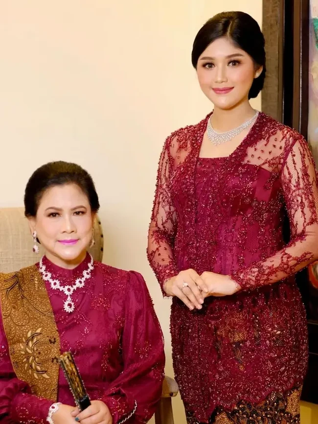 Tak kalah menawan, Erina Gudono tampil mengenakan kebaya berwarna merah marun saat menghadiri sebuah acara kondangan. Kala itu Erina mengenakan busana kompak dengan ibu mertuanya, Iriana Jokowi. Kebaya brokat berwarna merah marun itu dipadukan dengan kaain lilit berwarna hitam dan coklat. Foto: Instagram