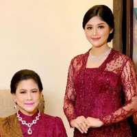Tak kalah menawan, Erina Gudono tampil mengenakan kebaya berwarna merah marun saat menghadiri sebuah acara kondangan. Kala itu Erina mengenakan busana kompak dengan ibu mertuanya, Iriana Jokowi. Kebaya brokat berwarna merah marun itu dipadukan dengan kaain lilit berwarna hitam dan coklat. Foto: Instagram