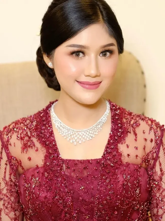 Sementara Erina memilih melengkapi penampilannya dengan sepasang anting tusuk dan kalung berlian yang cantik. Ia tampil dengan riasan natural glam dan softlens berwarna coklat terang. Foto: Instagram