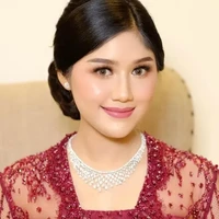 Sementara Erina memilih melengkapi penampilannya dengan sepasang anting tusuk dan kalung berlian yang cantik. Ia tampil dengan riasan natural glam dan softlens berwarna coklat terang. Foto: Instagram