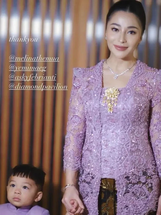 Di look berbeda, Nikita terlihat mengenakan kebaya berwarna ungu muda, senada dengan beskap yang dikenakan putranya, Issa Xander. Pasangan ibu dan anak itu tampil kompak di acara pernikahan salah satu anggota keluarganya. Foto: Instagram