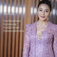 Di look berbeda, Nikita terlihat mengenakan kebaya berwarna ungu muda, senada dengan beskap yang dikenakan putranya, Issa Xander. Pasangan ibu dan anak itu tampil kompak di acara pernikahan salah satu anggota keluarganya. Foto: Instagram