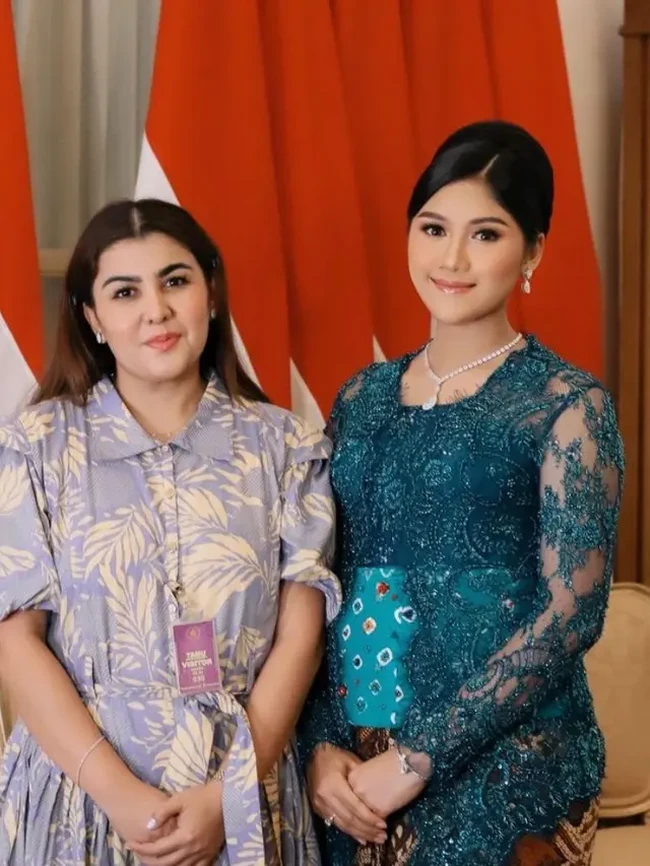 Di acara Ngunduh Mantu Beby Tsabina, Erina tampil mengenakan kebaya berwarna biru teal. Kebaya tersebut dipadukan dengan obi berwarna tosca dan kain lilit berwarna coklat. Foto: Instagram