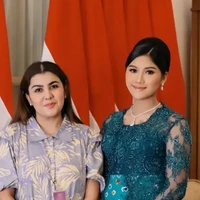 Di acara Ngunduh Mantu Beby Tsabina, Erina tampil mengenakan kebaya berwarna biru teal. Kebaya tersebut dipadukan dengan obi berwarna tosca dan kain lilit berwarna coklat. Foto: Instagram