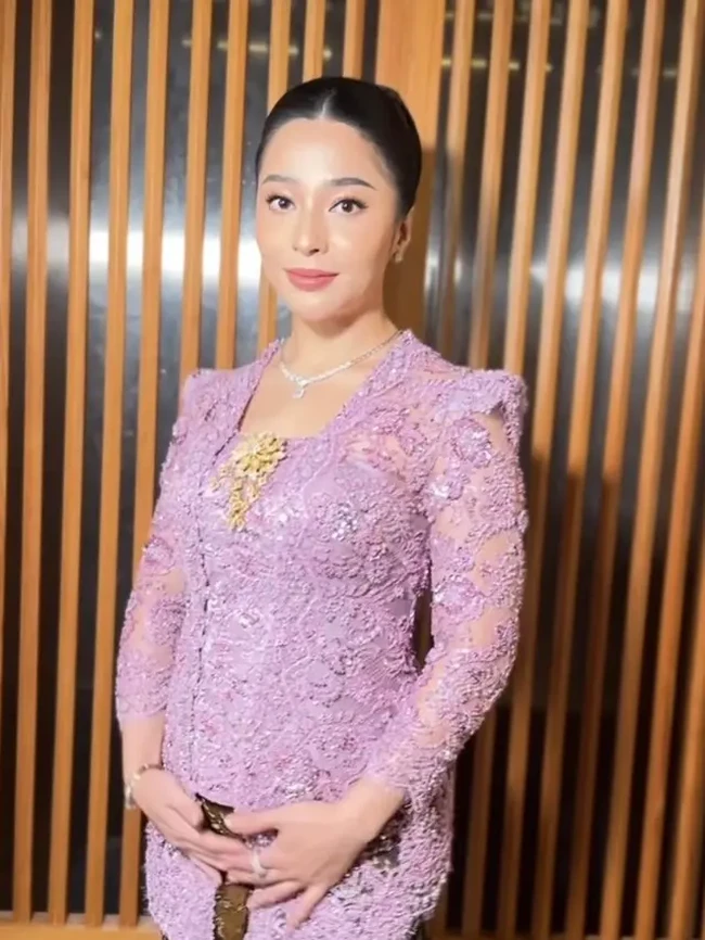 Tampil cantik dan anggun, Nikita tampak memegang baby bump di perutnya yang sudah mulai terlihat. Meski tengah hamil dirinya tetap terlihat menawan mengenakan kebaya. Foto: Instagram