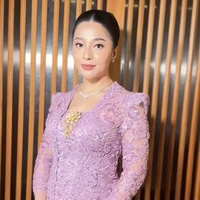 Tampil cantik dan anggun, Nikita tampak memegang baby bump di perutnya yang sudah mulai terlihat. Meski tengah hamil dirinya tetap terlihat menawan mengenakan kebaya. Foto: Instagram