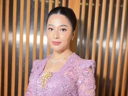 8 Adu Gaya Kondangan Bumil Erina Gudono & Nikita Willy, Anggun Berkebaya