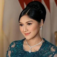 Dengan lipstik berwarna nude, penampilan Erina juga tak kalah menawan. Pesona bumil yang satu ini begitu terpancar dalam balutan kebaya brukat. Foto: Instagram