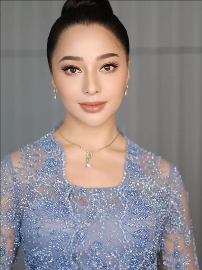 Untuk melengkapi penampilannya Nikita memilih mengenakan perhiasan simpel, seperti, anting dan kalung. Rambutnya taampak rapih dikonde ke atas. Sementara untuk riasan wajah, Nikita tampil cantik dalam riasan wajah bernuansa nude. Foto: Instagram