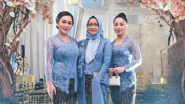 Hamil anak kedua, Nikita Willy tampil cantik mengenakan kebaya saat menghadiri acara kondangan. Istri Indra Priawan itu memilih mengenakan kebaya brokat berwarna biru muda dipadukan dengan obi navy. Kebaya brokat tersebut dipadukan dengan bawahan kain batik berwarna hitam dan coklat. Foto: Instagram