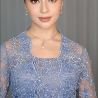 Untuk melengkapi penampilannya Nikita memilih mengenakan perhiasan simpel, seperti, anting dan kalung. Rambutnya taampak rapih dikonde ke atas. Sementara untuk riasan wajah, Nikita tampil cantik dalam riasan wajah bernuansa nude. Foto: Instagram