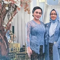 Hamil anak kedua, Nikita Willy tampil cantik mengenakan kebaya saat menghadiri acara kondangan. Istri Indra Priawan itu memilih mengenakan kebaya brokat berwarna biru muda dipadukan dengan obi navy. Kebaya brokat tersebut dipadukan dengan bawahan kain batik berwarna hitam dan coklat. Foto: Instagram