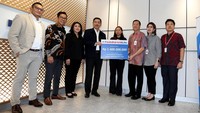 Presiden Direktur Panin Dai-ichi Life, Fadjar Gunawan didampingi oleh Head of Bancassurance Panin Dai-ichi Life, Hendrawati Subali menyerahkan klaim secara simbolis kepada ahli waris yang didampingi oleh Ivan Kartadinata selaku Branch Manager Panin Bank Panin Bank KCU CBD Pluit dan Harryadi Tanuwidjaja selaku Wealth Relationship Management Panin Bank KCU CBD Pluit yang berlangsung di kantor pusat Panin Dai-ichi Life.