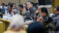 AHY memberikan pemaparan kepada ketua dan anggota Komite I DPD RI.  
