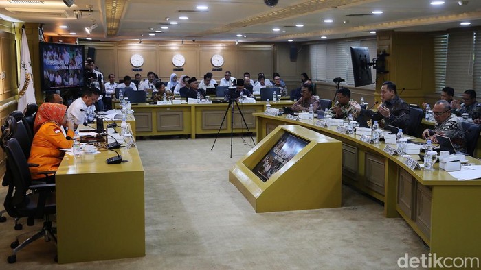 AHY Rapat Perdana dengan Komite I DPD Bahas Pertanahan Menteri ATR/BPN Agus Harimurti Yudhoyono melakukan rapat perdana dengan Komite I DPD RI. Salah satu yang dibahas soal penyelesaian konflik pertanahan di daerah.