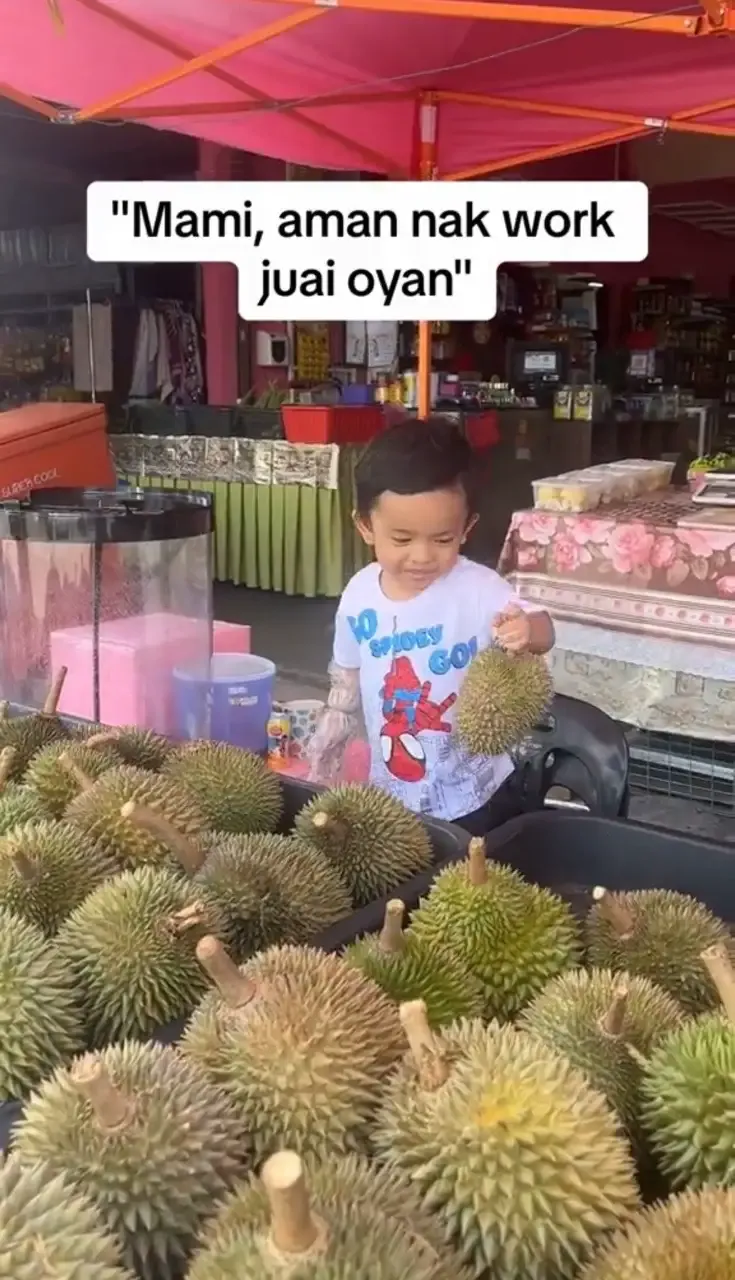 Aksi Bocah 2 Tahun Bantu Ayahnya Jual Durian Ini Bikin Gemas