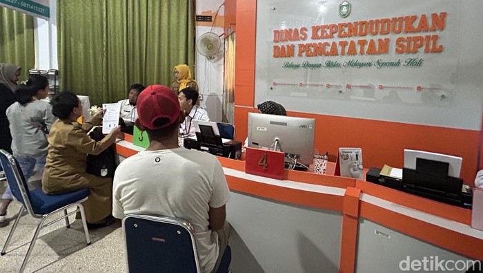 Aktivitas pelayanan di Kantor Disdukcapil Parepare.